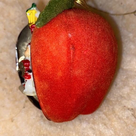 Vintage velvet apple ornament with carolers. From 50/60’s era - Picture 4 of 9